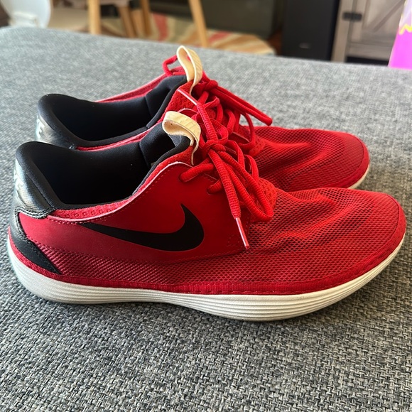 MEN’S RED NIKE SNEAKERS SIZE 10 - Picture 1 of 7